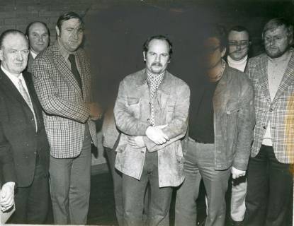 ARH Slg. Bartling 4758, Heinz-Uwe Schakeit aus Otternhagen in der Mitte einer Gruppe von SPD-Mitgliedern stehend (Fotomontage), um 1980