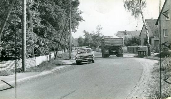 ARH Slg. Bartling 4760, Von Opel Rekord und LKW nebeneinander befahrene Dorfstraße, Links ist der Hof "van der Brelje", heute Müller, Otternhagen, 1970