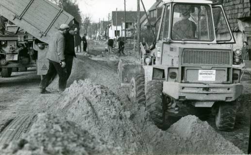 ARH Slg. Bartling 4747, Frontlader und Kipper-Anhänger bei der Arbeit beim Ausbau der Max-Planck-Straße, Otternhagen, 1970