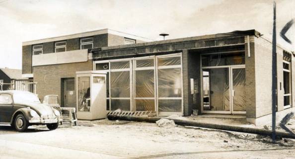 ARH Slg. Bartling 4772, Fertigstellung des Rohbaus der Zweigstelle der Kreissparkasse Neustadt, Vorderfront, Otternhagen, 1972