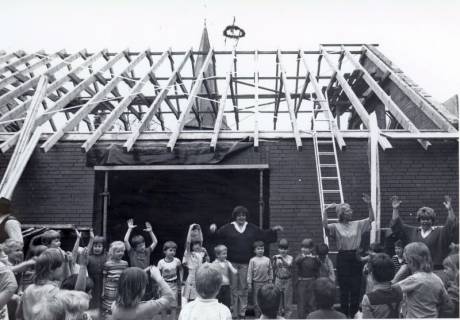 ARH Slg. Bartling 4776, Richtfest mit Beitrag von Schülern und Lehrerinnen vor dem Rohbau des Gebäudes der Grundschule neben der Kirche, Otternhagen, um 1980