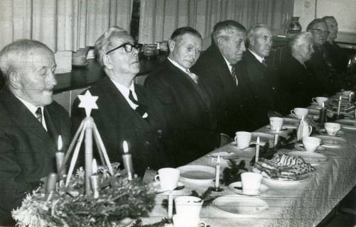ARH Slg. Bartling 4787, Weihnachtsfeier der Senioren am Tisch sitzend bei Kaffee und Kuchen und einem Adventskranz im Gemeindehaus, Otternhagen, 1969