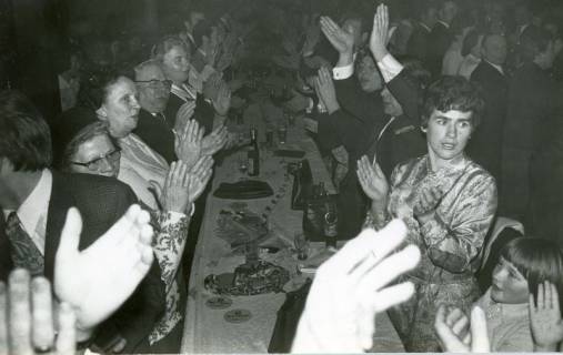 ARH Slg. Bartling 4790, Karnevalsfeier, Blick über den langen Tisch mit den begeistert klatschenden närrischen Gästen, Otternhagen, 1971