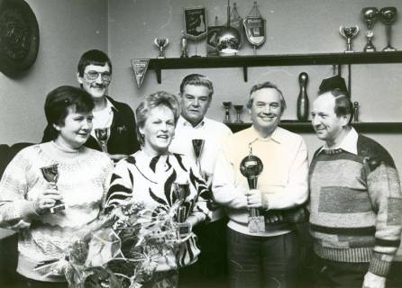 ARH Slg. Bartling 4795, Gemischte Kegler mit Pokalen vor einem Wandregal mit Pokalen, Otternhagen, um 1975