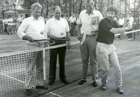 ARH Slg. Bartling 4801, Vier Männer beim Ausprobieren von Tennisbällen und Tennisschlägern nebeneinander am Netz stehend auf dem neu errichteten Tennisplatz (2 Ex.), Otternhagen, 1985