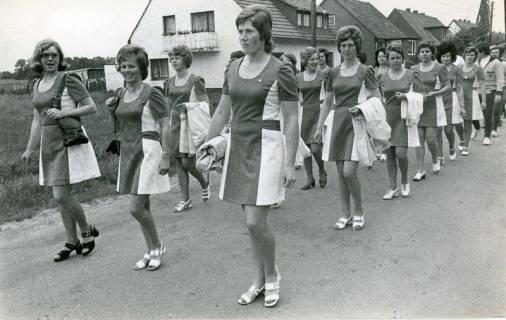 ARH Slg. Bartling 4805, Marsch in Reih und Glied der Damenriege des TSV Borussia über die Straße beim Schützenfest, Otternhagen, um 1975