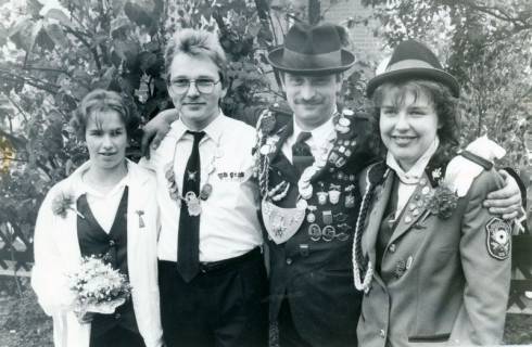 ARH Slg. Bartling 4807, Zwei Könige (einer mit Uniformjacke und Hut) und zwei Königinnen (eine mit Uniformjacke und Hut) in kameradschaftlicher Umarmung beim Schützenfest, Otternhagen, um 1980