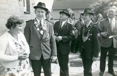 ARH Slg. Bartling 4808, Könige beim Scheibenannageln auf dem Schützenfest, Otternhagen, um 1980