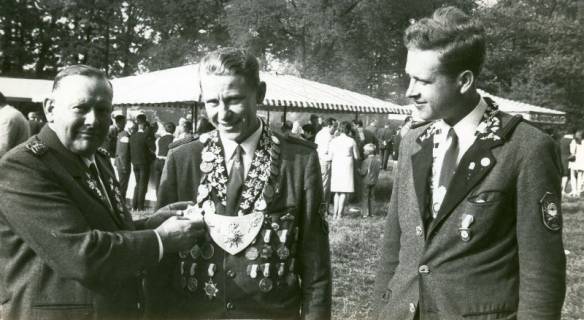 ARH Slg. Bartling 4809, Vergabe von Ehrenzeichen an die Könige durch Otto Büsing beim Schützenfest, Otternhagen, 1970