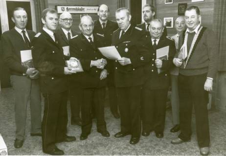 ARH Slg. Bartling 4815, Ehrung langjähriger Mitglieder der Freiwilligen Feuerwehr (nebeneinander stehend), Otternhagen, um 1975