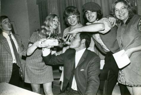ARH Slg. Bartling 4825, Veranstaltung auf der Waldbühne, Szene mit sechs jungen Leuten bei der Probe eines modernen Stückes, Otternhagen, um 1975