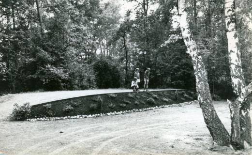 ARH Slg. Bartling 4826, Drei Kinder auf der fast fertigen Waldbühne, Blick vom Zuschauerbereich, Otternhagen, 1969