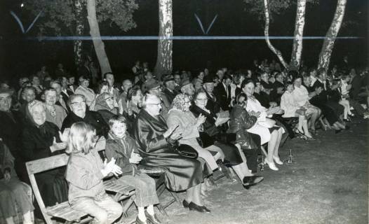 ARH Slg. Bartling 4828, Veranstaltung auf der Waldbühne, Blick auf die Beifall klatschenden Zuschauer und Zuschauerinnen (darunter Kinder), 1971