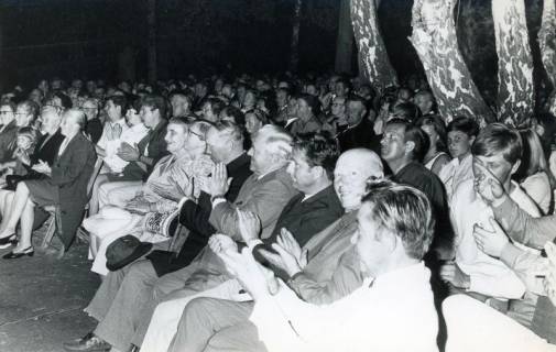ARH Slg. Bartling 4829, Veranstaltung auf der Waldbühne, abendliche Vorstellung, Blick auf die Beifall klatschenden Zuschauer und Zuschauerinnen, Otternhagen, 1970