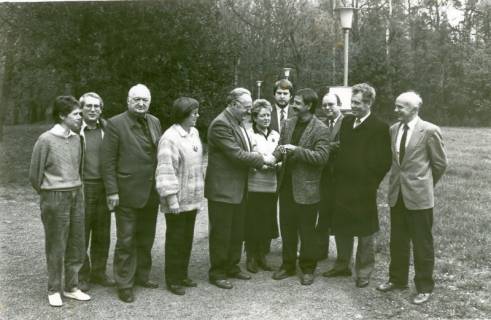 ARH Slg. Bartling 4830, Besuchergruppe (nebeneinander stehend) auf dem Weg der Anlage der Waldbühne, Otternhagen, um 1980