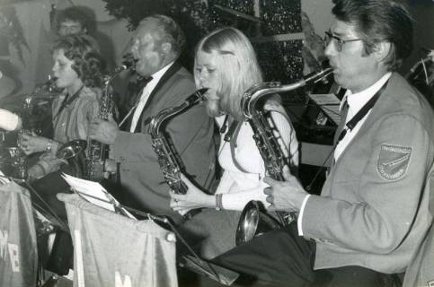 ARH Slg. Bartling 4837, Auftritt von vier Saxophonistinnen bzw. Saxophonisten des Musikverein Berggarten, Otternhagen, 1973