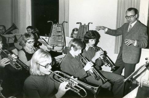 ARH Slg. Bartling 4838, Orchesterprobe des Musikverein Berggarten der Trompeter*innen unter der Leitung von Horst Fabich (r.), Otternhagen, 1973