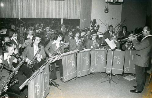 ARH Slg. Bartling 4839, Auftritt der Bigband des Musikverein Berggarten (mit "MB"-Aufstellern) im Saal des Hotels Perl unter der Leitung von Walter Seegers, Otternhagen, 1974