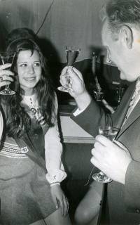 ARH Slg. Bartling 4847, Zuprosten mit einem Glas Sekt zwischen Astrid Wolf und Friedel Poppe im Festzelt beim Heideblütenfest, Otternhagen, 1971