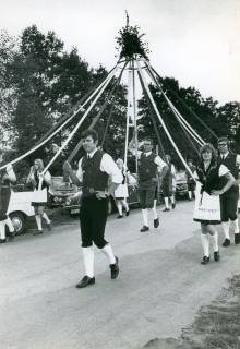 ARH Slg. Bartling 4850, Gäste mit Bändertanzgestell beim Festumzug auf der Straße beim Heideblütenfest, Otternhagen, 1972