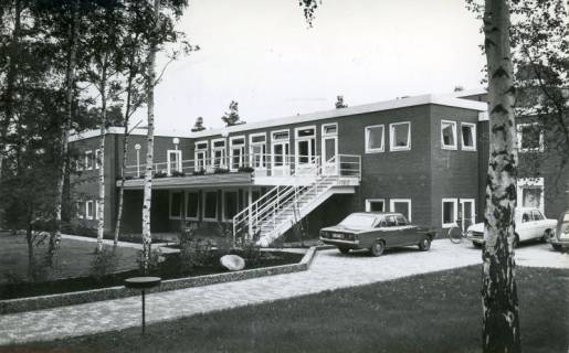 ARH Slg. Bartling 4854, Haus am Dänenberg beim Fliegerhorst, Außenansicht mit Freitreppe zum Balkon vor dem Saal, Poggenhagen, 1970