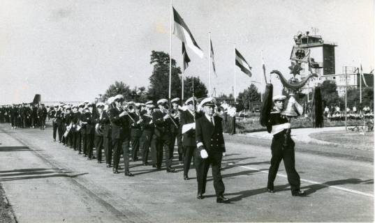 ARH Slg. Bartling 4861, Marsch der Marine-Musiker auf der Piste vor dem Tower beim Tag der offenen Tür des Fliegerhorsts, Poggenhagen, 1970