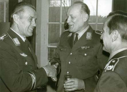 ARH Slg. Bartling 4865, Stehempfang mit Sekt im Offizierskasino (?), drei höhere Offiziere bei der Begrüßung per Handschlag, Fliegerhorst, Poggenhagen, um 1970