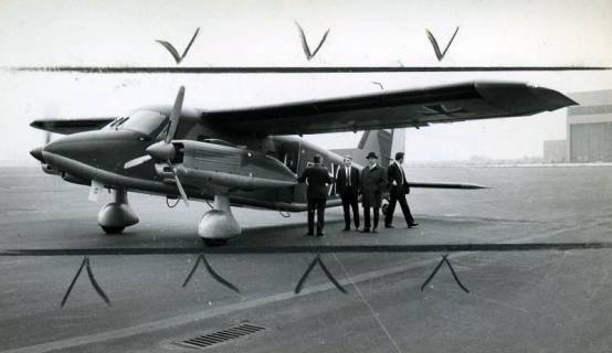 ARH Slg. Bartling 4873, Drei Männer und ein Soldat vor dem Besteigen einer Dornier Do 28 D Skyservant auf dem Fliegerhorst, Poggehagen, 1971
