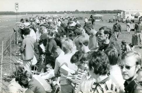 ARH Slg. Bartling 4874, Flugplatzrennen auf dem Fliegerhorst, Blick über die Zuschauer am Rande der Piste, Poggehagen, 1970