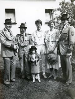 ARH Slg. Bartling 4880, Schützenkönige mit Insignien nebeneinander stehend im Garten, Iris Berkelmann mit Schützenscheibe beim Schützenfest, Scharrel, 1985