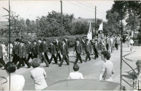 ARH Slg. Bartling 4883, Festmarsch beim Kreisschützenfest, Blick von der Seite, Scharrel, 1971