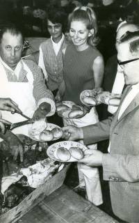 ARH Slg. Bartling 4886, Essenfassen bei einem Fest mit Schlachter Heinrich Feise (l.) und Kunde Peter Mayer (r.), dazwischen eine junge Frau, Scharrel, um 1970