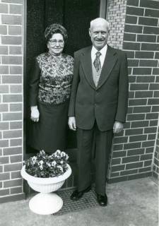 ARH Slg. Bartling 4888, Rosa und Heinrich Fischhöfer in festlicher Kleidung (am Tag der Goldenen Hochzeit ?) in der Haustür, Scharrel, um 1975