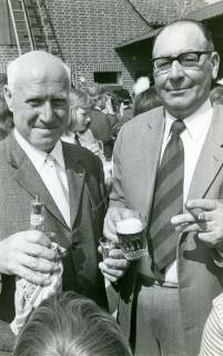 ARH Slg. Bartling 4889, Doppelporträt von Heinrich Fischhöfer (r.) und W. Feise (l.) nebeneinander mit Bier bzw. Schnaps beim Scheibenannageln auf dem Schützenfest, Scharrel, 1974