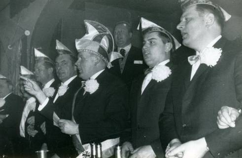 ARH Slg. Bartling 4891, Elferrat mit Präsident Friedel Poppe (3. v. r.) auf einer Karnevalfeier, Scharrel, 1970