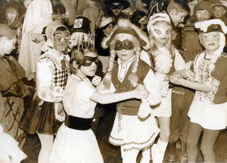 ARH Slg. Bartling 4983, Tanzen beim Kinderkarneval, Scharrel, 1970