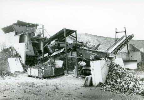 ARH Slg. Bartling 4898, Blick auf eine Anlage zur Zerkleinerung und zum Recyceln von Beton in der Kiesgrube der Firma Fessel Erdbau GmbH, Seitenansicht, Scharrel, um 1975