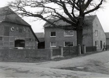ARH Slg. Bartling 4904, Gemeindebüro neben einem Bauernhaus, Außenansicht, Blick von der Kreuzung Brückenstraße / Fährmannsweg, Helstorf, 1972
