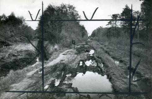 ARH Slg. Bartling 4906, Auf dem Weg nach Wedemark Wasserlachen in den Fahrspuren im Scharreler Moor, Fußgänger am Wegrand, Scharrel, um 1975