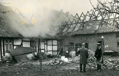 ARH Slg. Bartling 4913, Löscheinsatz der Feuerwehr beim Brand von Stall- und Fachwerk-Wohngebäude eines Bauernhofs, Scharrel, 1973