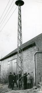ARH Slg. Bartling 4915, Anschluss einer neuen Feuerwehrsirene auf einem hohen Mast neben dem Feuerwehr-Gerätehaus, Scharrel, 1972