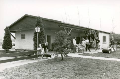 ARH Slg. Bartling 4923, Clubmitglieder des Tennisclubas bei Pflegearbeiten im Garten und am Haus des Clubheimes, Scharrel, um 1985