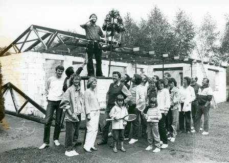 ARH Slg. Bartling 4925, Clubheim des Tennisclubs im Bau, Richtfest unter Beteiligung vieler Clubmitglieder, Scharrel, um 1985
