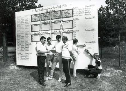 ARH Slg. Bartling 4926, Große Ergebnistafel des Turniers am Spielfeldrand bei der Fußball-Stadtmeisterschaft, Scharrel, 1986