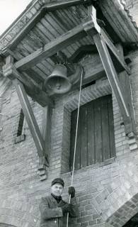 ARH Slg. Bartling 4928, Läuten der Glocke an der alten Schule durch "Opa Wegener", Scharrel, 1969
