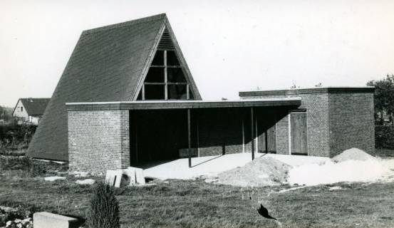 ARH Slg. Bartling 4929, Neue Friedhofskapelle(?) nach Fertigstellung des Rohbaus, Blick von Süden, Scharrel, 1969