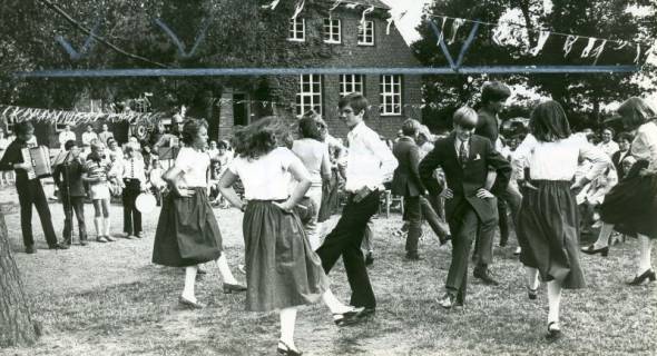 ARH Slg. Bartling 4937, Landjugend bei einer Volksstanz-Vorstellung während eines Festes auf dem Schulhof, Stöckendrebber, 1971