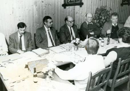 ARH Slg. Bartling 4943, Versammlung des Vorstandes des SPD-Ortsvereins bei Plaß, Suttorf, um 1975