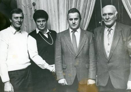 ARH Slg. Bartling 4944, Gruppenbild von Mitgliedern des CDU-Ortsvereins (Fritz Meyer, Gisela Thielking, Erich Langreder und Fritz Hahn), Suttorf, um 1975