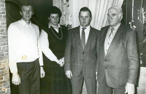 ARH Slg. Bartling 4945, Gruppenbild von Mitgliedern des CDU-Ortsvereins (Fritz Meyer, Gisela Thielking, Erich Langreder und Fritz Hahn), Suttorf, um 1975